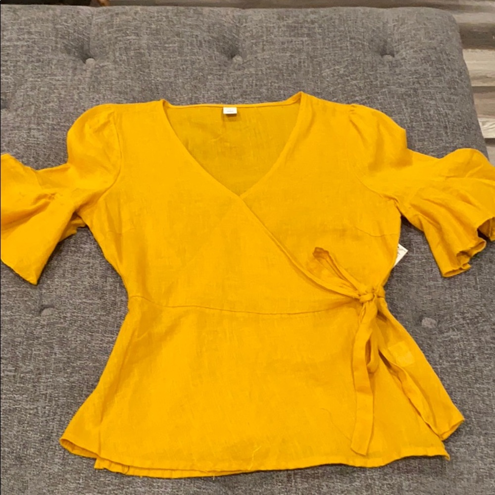 🌸NWT peplum wrap top